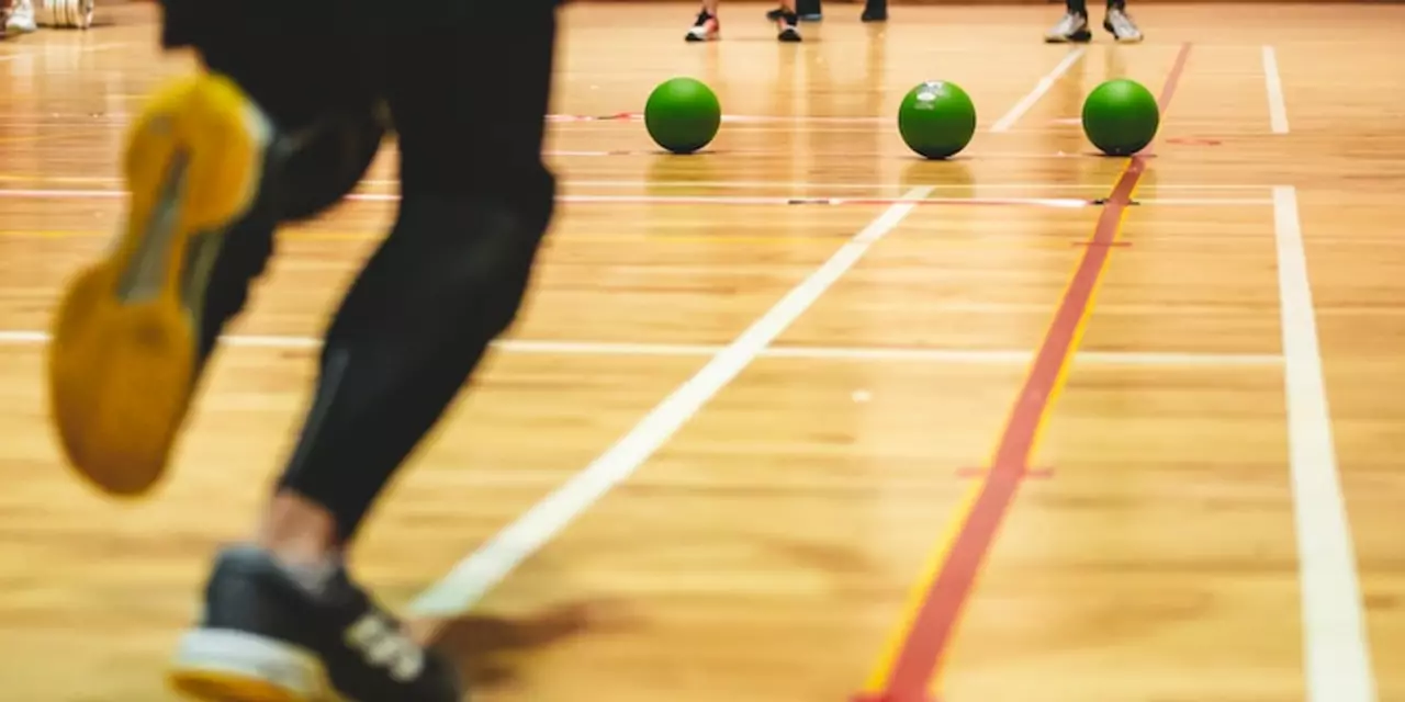 Wie lassen Leute einen Rückwärtsdreh auf einem Tennisball zu?